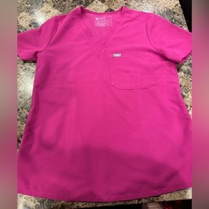 FIGS Catarina Top size Medium (Raspberry Sorbet)